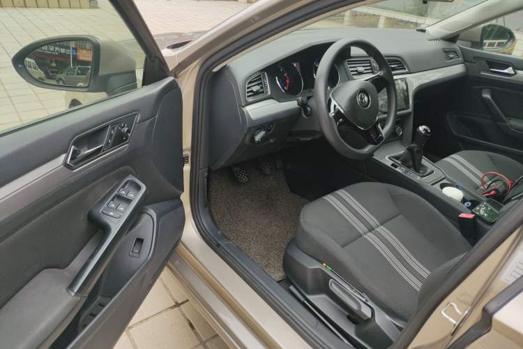 Used Volkswagen Lamando 2015 230TSI Manual Trend Edition Driver Seat