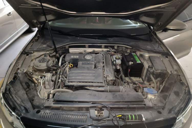 Used Volkswagen Lamando 2015 230TSI Manual Trend Edition Engine Bay