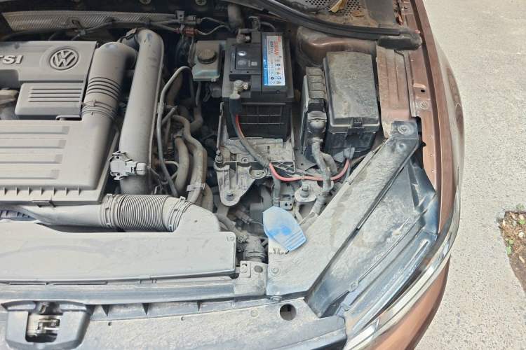 Used Volkswagen Lamando 2015 230TSI Manual Trend Edition Engine Bay Left