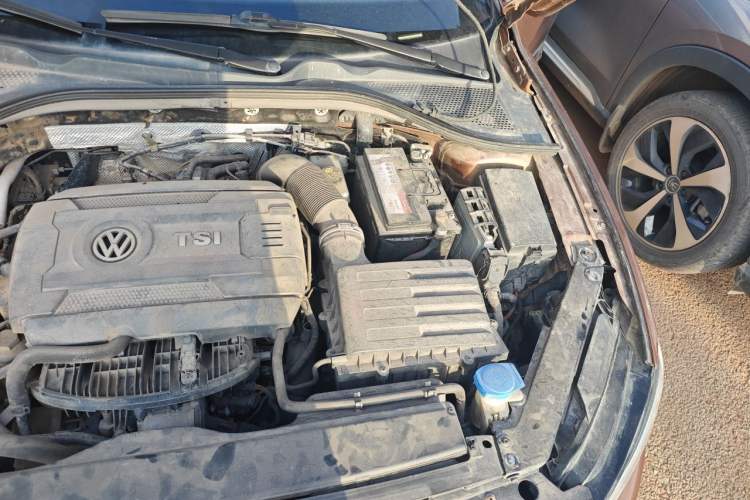 Used Volkswagen Lamando 2015 330TSI DSG Comfort Edition Engine Bay Left