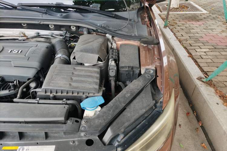 Used Volkswagen Lamando 2015 330TSI DSG Comfort Edition Engine Bay Left