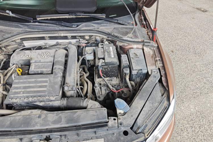 Used Volkswagen Lamando 2015 230TSI Manual Trend Edition Engine Bay Left