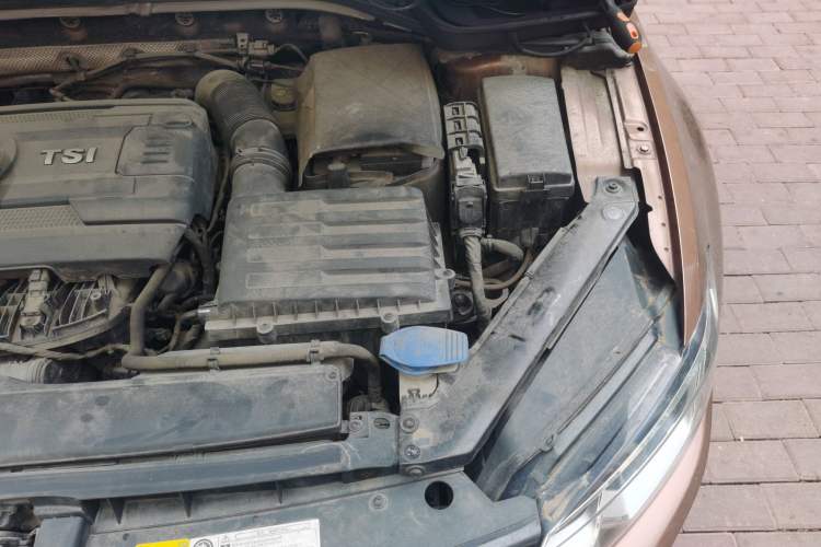 Used Volkswagen Lamando 2015 330TSI DSG Comfort Edition Engine Bay Left