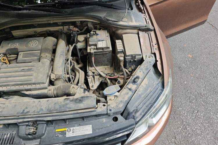 Used Volkswagen Lamando 2015 230TSI Manual Trend Edition Engine Bay Left