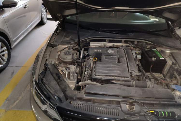 Used Volkswagen Lamando 2015 230TSI Manual Trend Edition Engine Bay Right