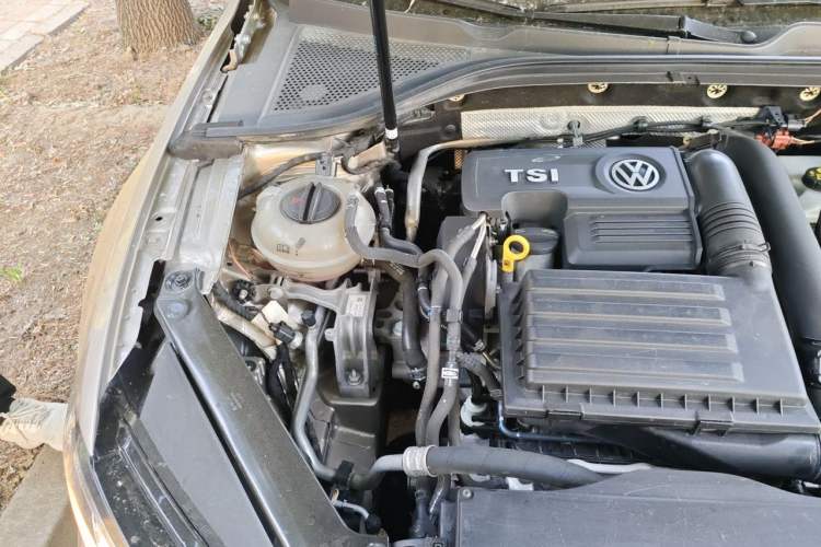 Used Volkswagen Lamando 2015 230TSI DSG Fashion Edition Engine Bay Right