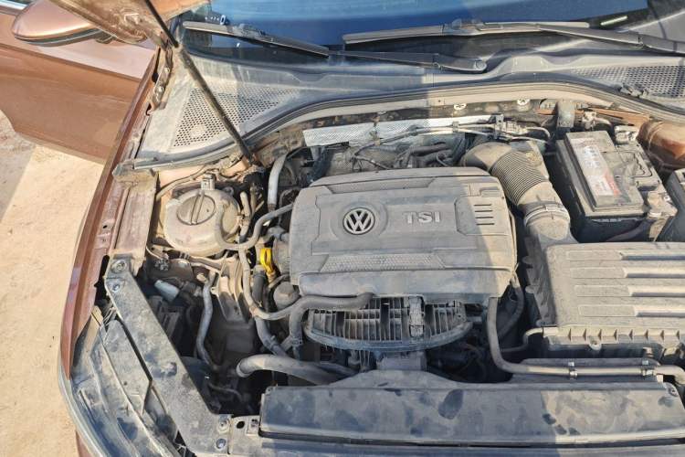 Used Volkswagen Lamando 2015 330TSI DSG Comfort Edition Engine Bay Right