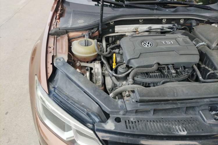 Used Volkswagen Lamando 2015 330TSI DSG Comfort Edition Engine Bay Right
