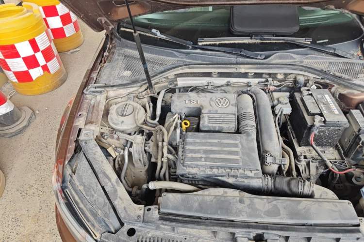 Used Volkswagen Lamando 2015 230TSI Manual Trend Edition Engine Bay Right