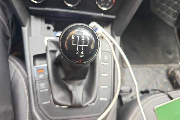 Used Volkswagen Lamando 2015 230TSI Manual Trend Edition Gear Lever