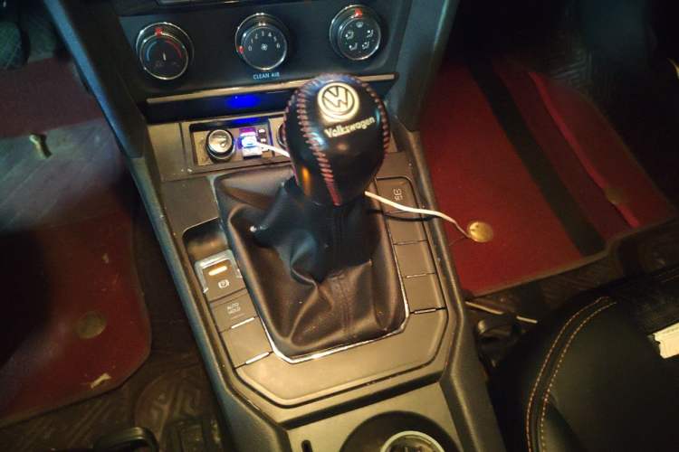 Used Volkswagen Lamando 2015 230TSI Manual Trend Edition Gear Lever