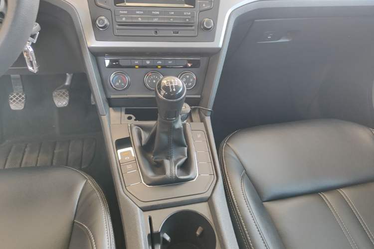 Used Volkswagen Lamando 2015 230TSI Manual Trend Edition Gear Lever