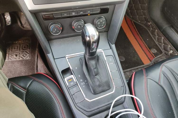 Used Volkswagen Lamando 2015 230TSI DSG Fashion Edition Gear Lever