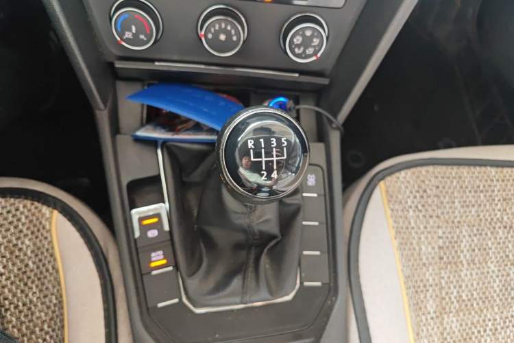 Used Volkswagen Lamando 2015 230TSI Manual Trend Edition Gear Lever