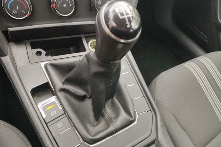 Used Volkswagen Lamando 2015 230TSI Manual Trend Edition Gear Lever