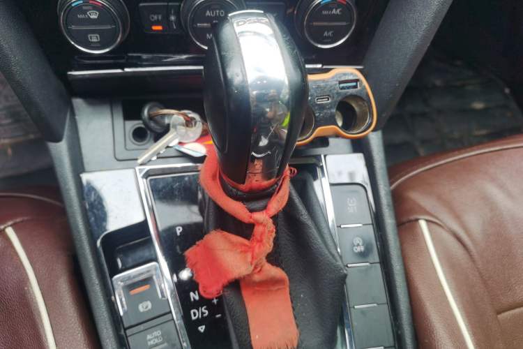 Used Volkswagen Lamando 2015 330TSI DSG Comfort Edition Gear Lever