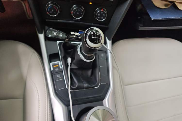 Used Volkswagen Lamando 2015 230TSI Manual Trend Edition Gear Lever
