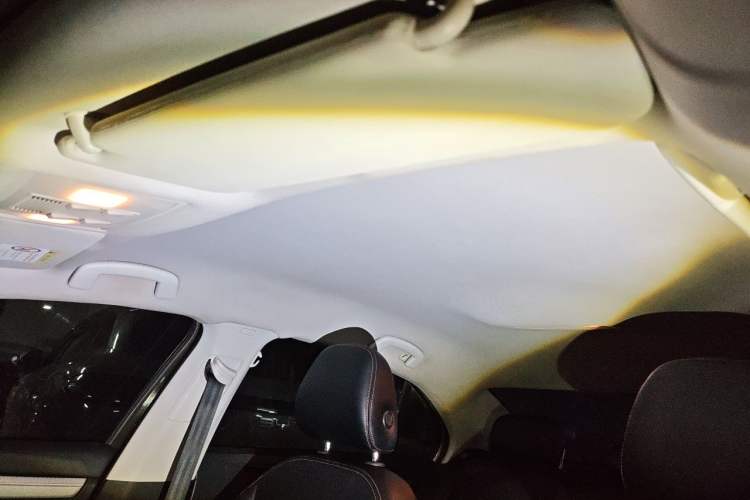 Used Volkswagen Lamando 2015 230TSI Manual Trend Edition Headliner