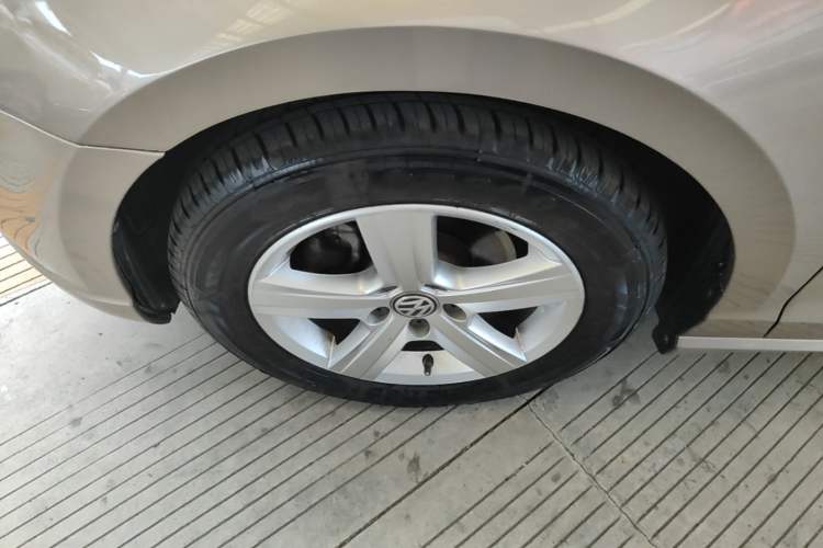 Used Volkswagen Lamando 2015 230TSI Manual Trend Edition Left Front Wheel Hub