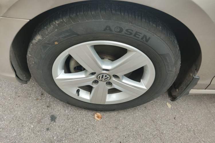 Used Volkswagen Lamando 2015 230TSI Manual Trend Edition Left Front Wheel Hub
