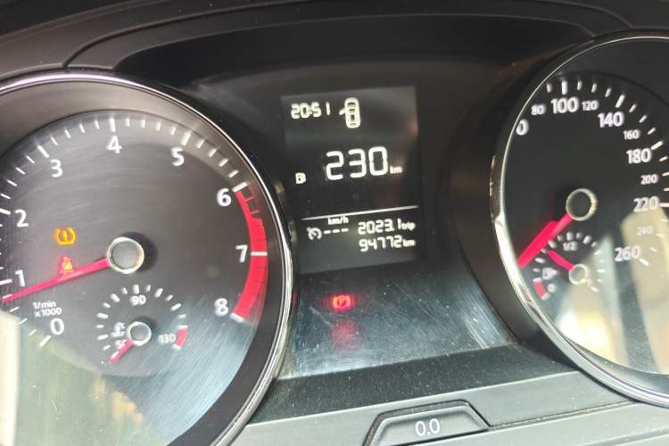 Used Volkswagen Lamando 2015 230TSI Manual Trend Edition Odometer Close Up