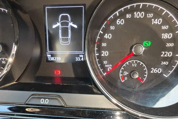 Used Volkswagen Lamando 2015 330TSI DSG Comfort Edition Odometer Close Up
