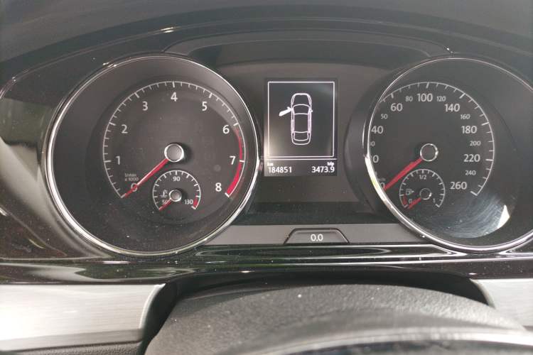 Used Volkswagen Lamando 2015 330TSI DSG Comfort Edition Odometer Close Up