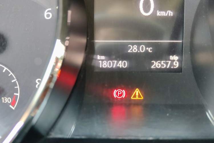 Used Volkswagen Lamando 2015 330TSI DSG Comfort Edition Odometer Close Up