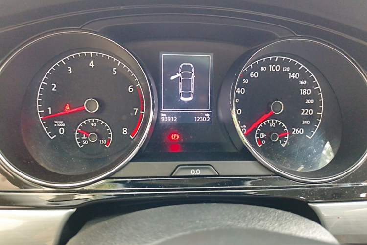 Used Volkswagen Lamando 2015 280TSI DSG Comfort Edition Odometer Close Up