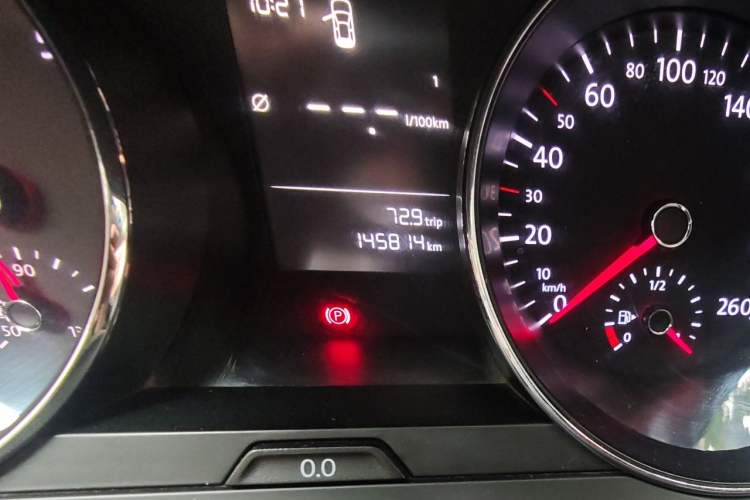 Used Volkswagen Lamando 2015 230TSI Manual Trend Edition Odometer Close Up