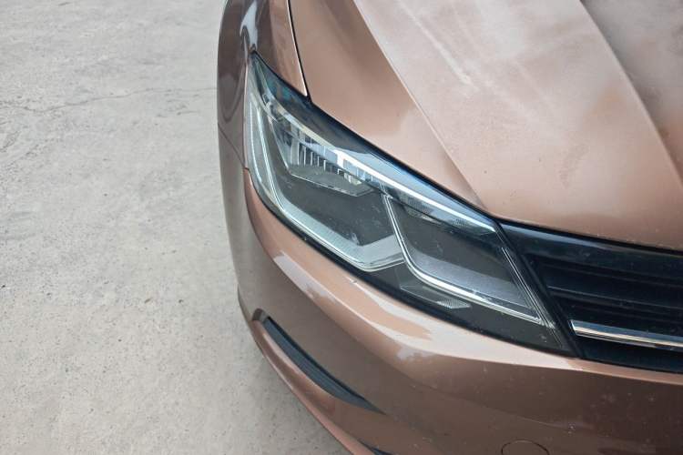 Used Volkswagen Lamando 2015 230TSI Manual Trend Edition Right Front Headlight