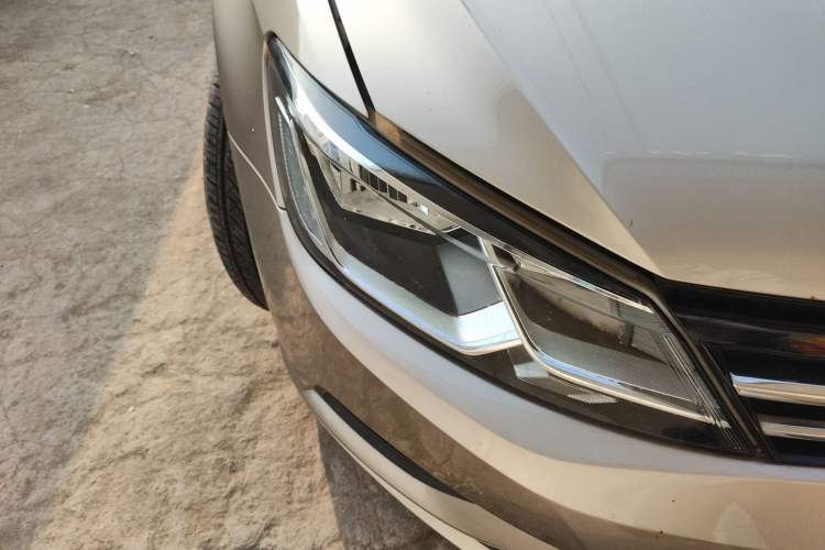 Used Volkswagen Lamando 2015 230TSI DSG Fashion Edition Right Front Headlight