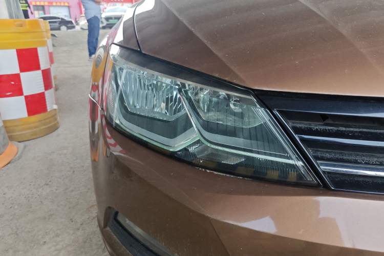Used Volkswagen Lamando 2015 230TSI Manual Trend Edition Right Front Headlight