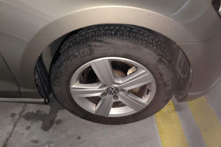 Used Volkswagen Lamando 2015 230TSI Manual Trend Edition Right Front Wheel Hub