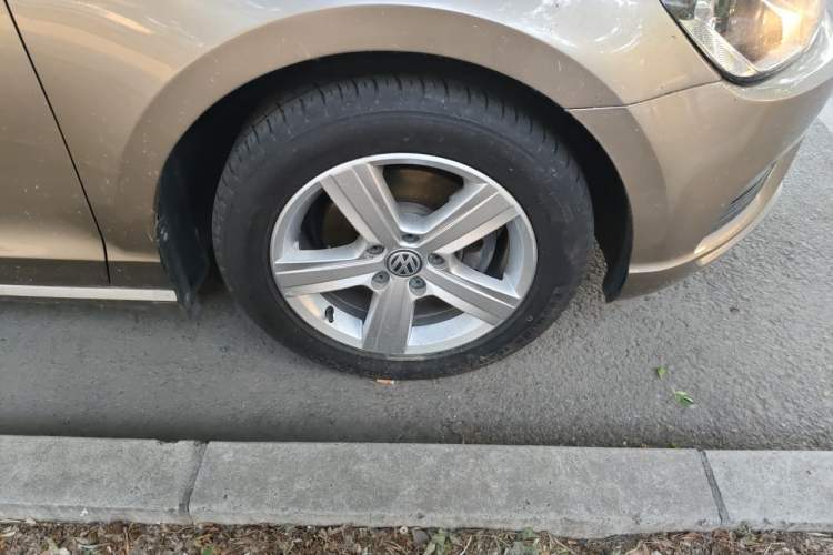 Used Volkswagen Lamando 2015 230TSI DSG Fashion Edition Right Front Wheel Hub