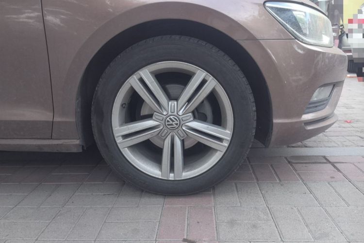 Used Volkswagen Lamando 2015 280TSI DSG Comfort Edition Right Front Wheel Hub