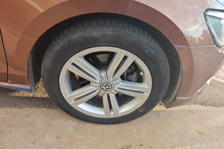 Used Volkswagen Lamando 2015 330TSI DSG Comfort Edition Right Front Wheel Hub
