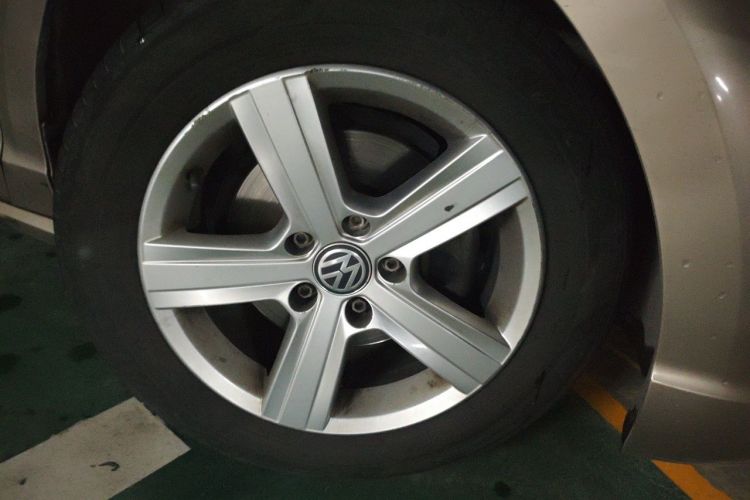 Used Volkswagen Lamando 2015 230TSI Manual Trend Edition Right Front Wheel Hub
