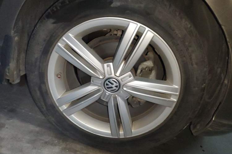 Used Volkswagen Lamando 2015 280TSI DSG Comfort Edition Right Front Wheel Hub