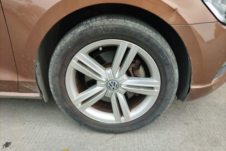 Used Volkswagen Lamando 2015 330TSI DSG Comfort Edition Right Front Wheel Hub