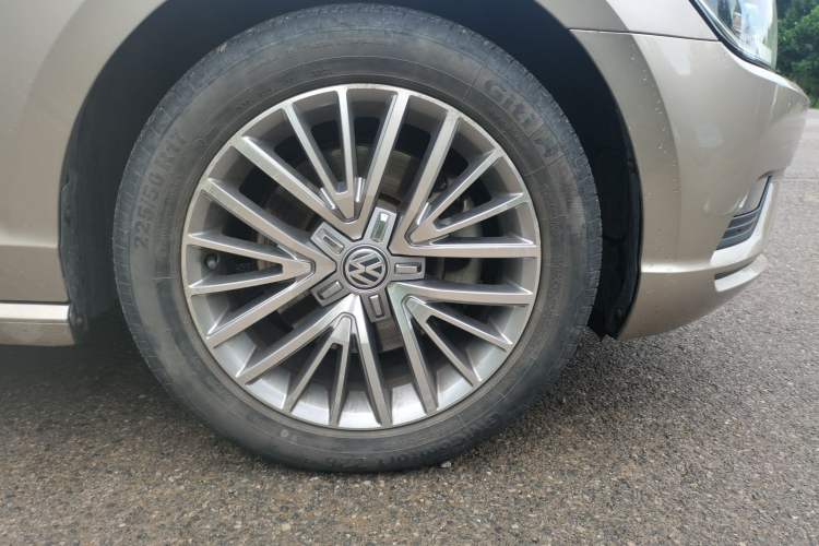 Used Volkswagen Lamando 2015 330TSI DSG Luxury Edition Right Front Wheel Hub