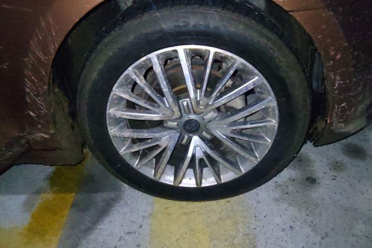 Used Volkswagen Lamando 2015 280TSI DSG Luxury Edition Right Front Wheel Hub