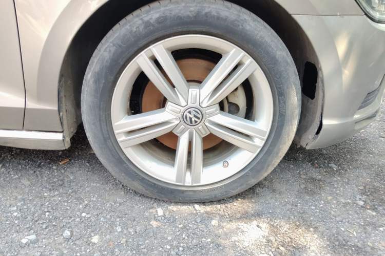 Used Volkswagen Lamando 2015 330TSI DSG Comfort Edition Right Front Wheel Hub