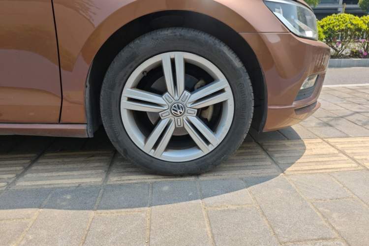 Used Volkswagen Lamando 2015 280TSI DSG Comfort Edition Right Front Wheel Hub