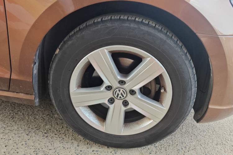 Used Volkswagen Lamando 2015 230TSI Manual Trend Edition Right Front Wheel Hub
