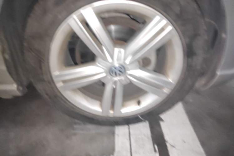 Used Volkswagen Lamando 2015 280TSI DSG Comfort Edition Right Front Wheel Hub