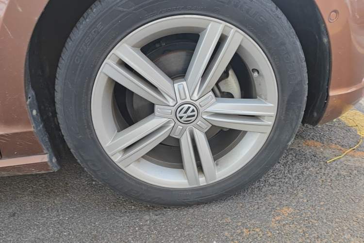 Used Volkswagen Lamando 2015 280TSI DSG Comfort Edition Right Front Wheel Hub