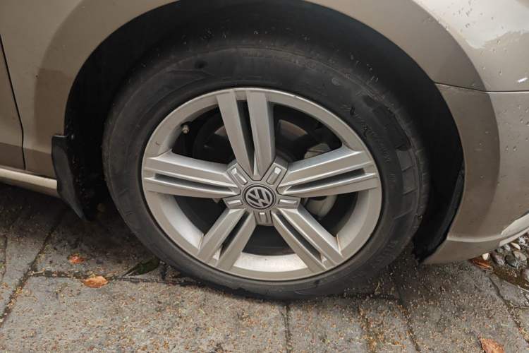 Used Volkswagen Lamando 2015 280TSI DSG Comfort Edition Right Front Wheel Hub