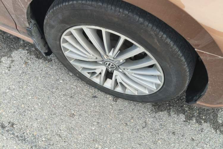 Used Volkswagen Lamando 2015 280TSI DSG Luxury Edition Right Front Wheel Hub