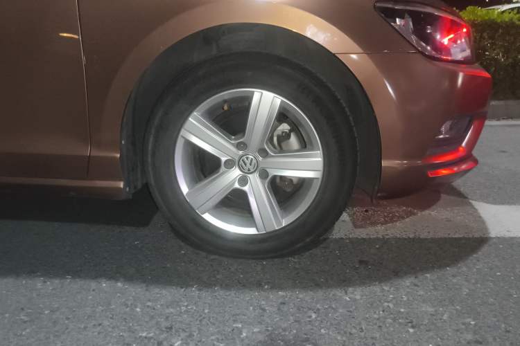 Used Volkswagen Lamando 2015 230TSI Manual Trend Edition Right Front Wheel Hub